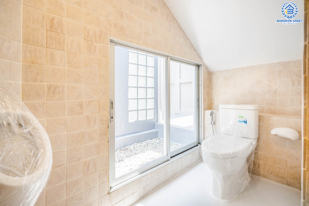 บ้านมือสองตกแต่งใหม่ ม.โนเบิล วานา วัชรพล ดีไซน์สุดโดดเด่น เนื้อที่ 65.6 ตร.ว. ฟังก์ชันจัดเต็ม 3 ห้องนอน 4 ห้องน้ำ 1 ห้องแม่บ้าน จอดรถได้ 2 คัน บนทำเลเดินทางสะดวก ใกล้เซ็นทรัลรามอินทรา, ห้าแยกวัชรพล, จุดขึ้นทางด่วน "ฉลองรัช" และรถไฟฟ้าสายสีชมพู "สถานีวัชรพล"...